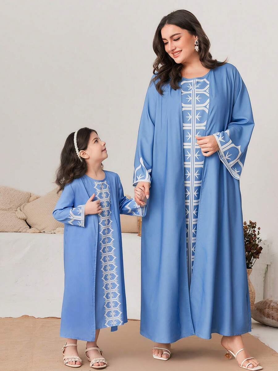 SHEIN 2-częściowy skromny zestaw szaty i sukienki z nadrukiem totemu w kwiaty na obchody Eid, pasujące do matki i córki - Niebieski - Zobacz 1