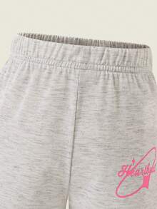 SHEIN 两件套女童运动休闲风套装，包括一件酒红色数字印花白色撞色V领短袖T恤和一条灰色印花长裤，适合日常穿着、运动观赛和街头风格。 - 粉色 - 查看 8