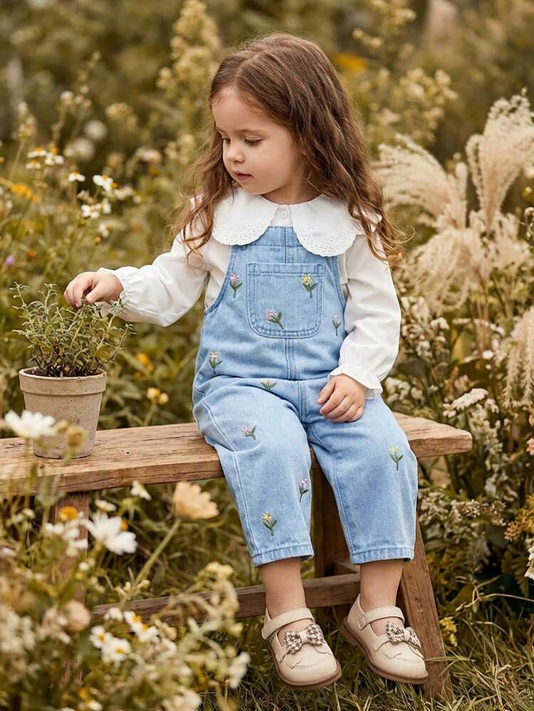 Dziewczęce spodnie jeansowe z szelkami, z kieszeniami i falbanką u dołu, z haftowanymi kwiatami, letnie - Średni jeans - Zobacz 8