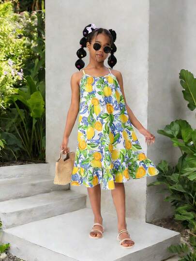 SHEIN Vestido casual de vacaciones con tirantes de espagueti, volantes en el bajo y estampado multicolor de limón fresco para niñas
