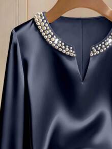 Franclia Áo kiểu nữ màu sâm panh cổ chữ V tay dài đính ngọc trai, chất liệu satin, thích hợp cho công sở và mặc hàng ngày. - Xanh đậm - Xem 3