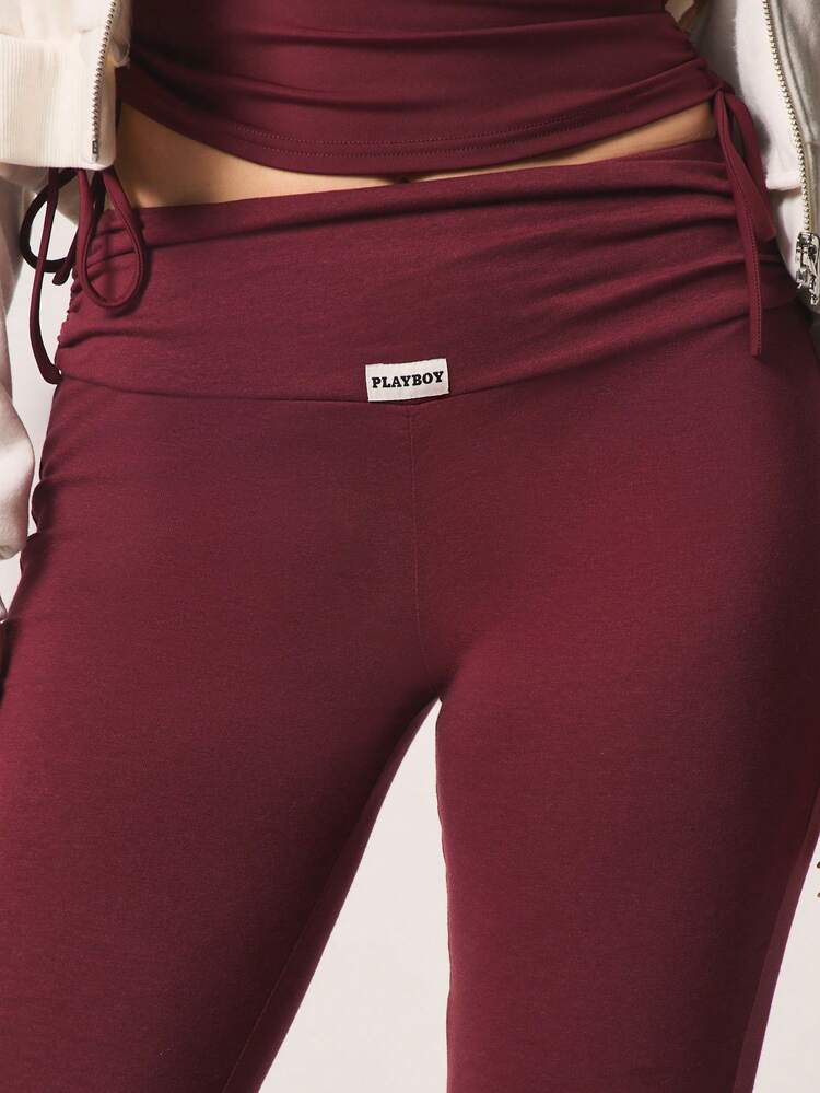Missguided x Playboy Leggings capri à taille haute avec pli et détail de lien sur le côté, longueur raccourcie, style athlétique ajusté, couleur bordeaux