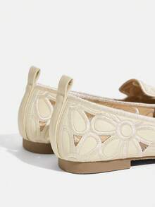 CUCCOO TILAWA 女士镂空花卉刺绣优雅户外方头白色平底乐福鞋，适合夏季度假、春夏春假和复活节穿着。 - 杏色 - 查看 5