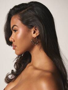 Missguided x Playboy 手写体字母图案的轻盈时尚耳环，适合日常佩戴，尽显女性魅力。 - 銀色 - 查看 3