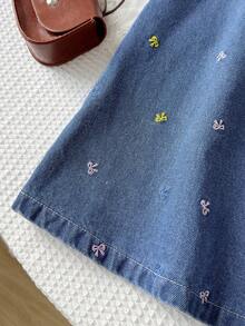SHEIN Playful Pals Young Girls' Cute Bow Embroidery Denim Dress, Lightweight For Spring/Summer, Medium Washed Denim Blue, Adorable Sweet Casual Vacation Fashion Design Versatile Basic Cute Bow Embroidery Sleeveless Bow Decor Sleeveless Denim Non-Stretch Dress, Soft Comfortable Cotton Denim Non-Stretch Fabric, Daily Wear, Gathering, Party, School, Commute, New Spring/Autumn Collection