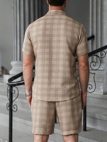 Manfinity Homme 男士纯色纽扣衬衫短裤套装，度假休闲老公装 - 卡其色 - 查看 2