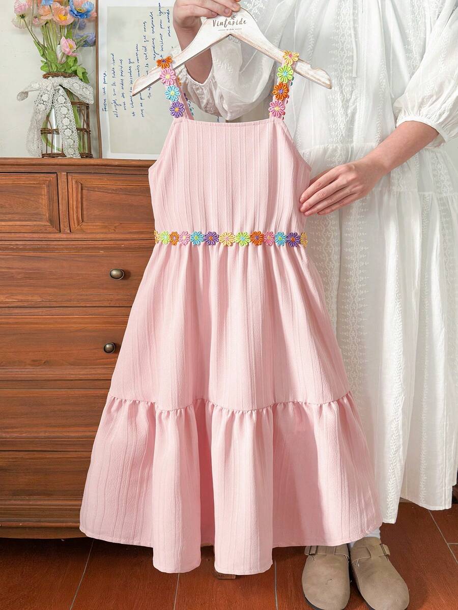 SHEIN Vintaside Kids 少女粉色纹理面料花卉吊带装饰度假夏季甜美可爱百搭公主裙 - 粉色 - 查看 1