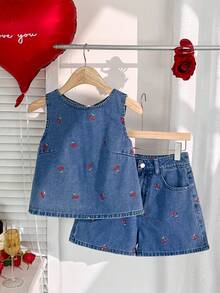 Comfortcana 女士休闲樱桃刺绣无袖上衣和牛仔短裤套装，夏季 - 淺色水洗藍 - 查看 3