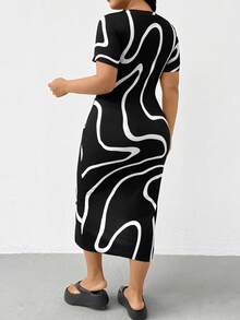 SHEIN Essnce Abito estivo casual, comodo ed elastico, con stampa geometrica bianca e nera, adatto a taglie forti, vestito aderente da donna per la primavera/estate, abiti da vacanza, abbigliamento curvy - nero - Visualizzare 4