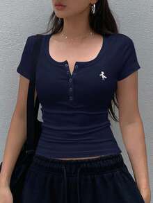 DAZY 女款夏季圓領半開襟刺繡裝飾修身休閒短袖T恤Y2k短版上衣 - 藍色 - 查看 4