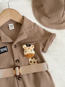 SHEIN 2件套男女宝宝休闲可爱童子军短袖连体衣和遮阳帽套装，实用套装，春夏男女宝宝服装 - 卡其色 - 查看 6