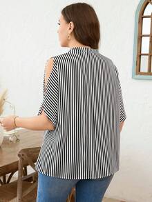 SHEIN Clasi Blouse ample à rayures et col V pour femmes grandes tailles, manches courtes - Noir et Blanc - Voir 2