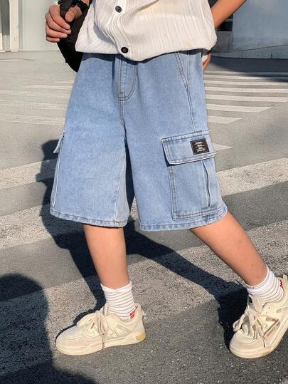 青少年男孩时尚休闲复古酷炫街头宽松舒适清爽蓝色六英寸贴布细节和口袋设计牛仔裤，适合日常穿着以及春夏锐舞节和街头服饰。