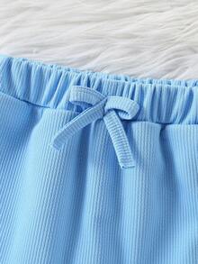 Bộ đồ thể thao 2 món cho bé gái, áo tank top và quần thể thao phối màu tương phản, xanh dương & trắng. Áo được làm từ vải dệt kim có họa tiết, chất liệu thoải mái, cổ tròn, thiết kế không tay. Quần là quần thể thao màu xanh dương. Tổng thể trông thời trang và tối giản, phù hợp cho các buổi đi chơi, mặc hàng ngày, đi học và các buổi tụ họp. Kiểu dáng tương đối ôm sát, phù hợp cho việc đi học và mặc hàng ngày. - Nhiều màu - Xem 7