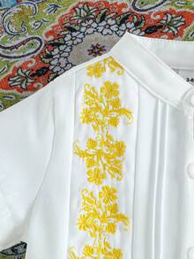 SHEIN Baby Boy Totem Embroidery White Short Sleeve Mandarin Collar Shirt And Khaki Shorts Set, Suitable For Spring/Summer, Casual, Outdoor, Vacation, Party And Other Occasions - Multicolor - View 3