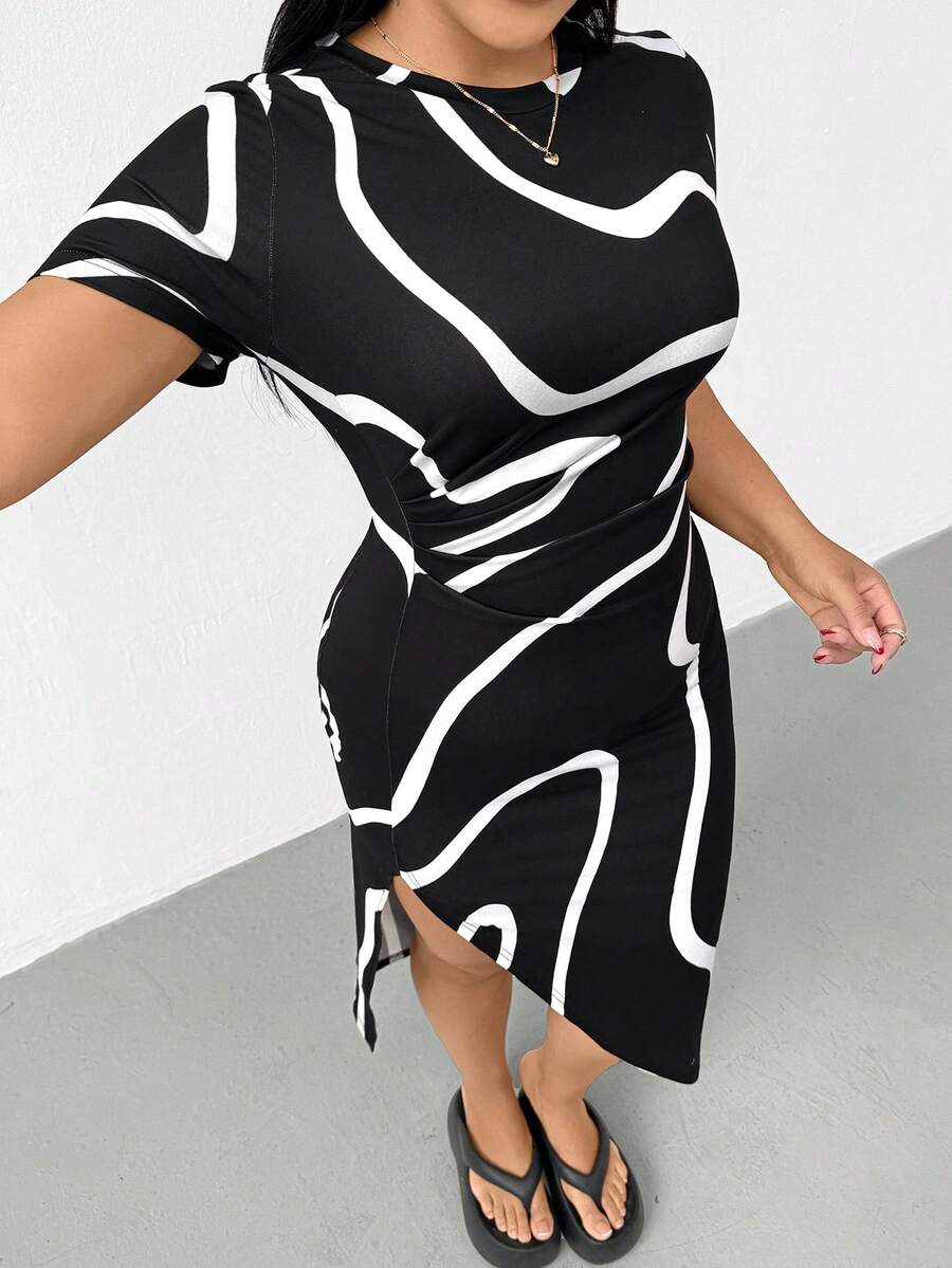 SHEIN Essnce Abito estivo casual, comodo ed elastico, con stampa geometrica bianca e nera, adatto a taglie forti, vestito aderente da donna per la primavera/estate, abiti da vacanza, abbigliamento curvy - nero - Visualizzare 1