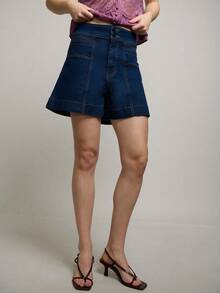 Nöista 高腰牛仔短裤采用双扣设计，并饰有精致的缝线。前后各有两个口袋。适合春夏穿着，女士款。 - 深色水洗藍 - 查看 5