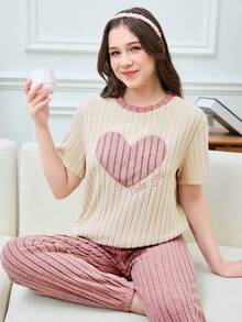 SHEIN Bộ đồ ngủ cho bé gái tuổi teen, chất liệu nhung dệt kim gân, thêu hình trái tim, tay ngắn và quần dài, kiểu dáng thoải mái, cổ tròn, thời trang, phù hợp cho mùa xuân/hè, bộ đồ ngủ ngọt ngào và dễ thương cho bé gái. - Bụi hồng - Xem 6