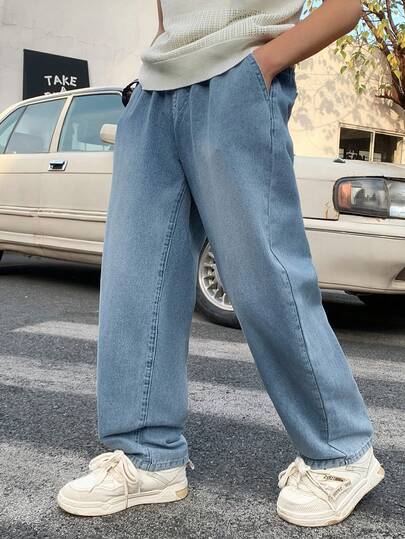 Quần jeans dáng rộng thoải mái, thoáng mát cho bé trai tuổi teen, kiểu dáng vintage năng động, có túi sau và nhãn hiệu, chất liệu denim xanh, thích hợp mặc hàng ngày, mùa xuân hè, đi dự lễ hội và phong cách đường phố.