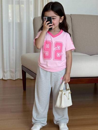 SHEIN 两件套女童运动休闲风套装，酒红色数字印花白色撞色V领短袖T恤搭配灰色印花长裤，适合日常穿着、运动观赛、街头风穿搭。