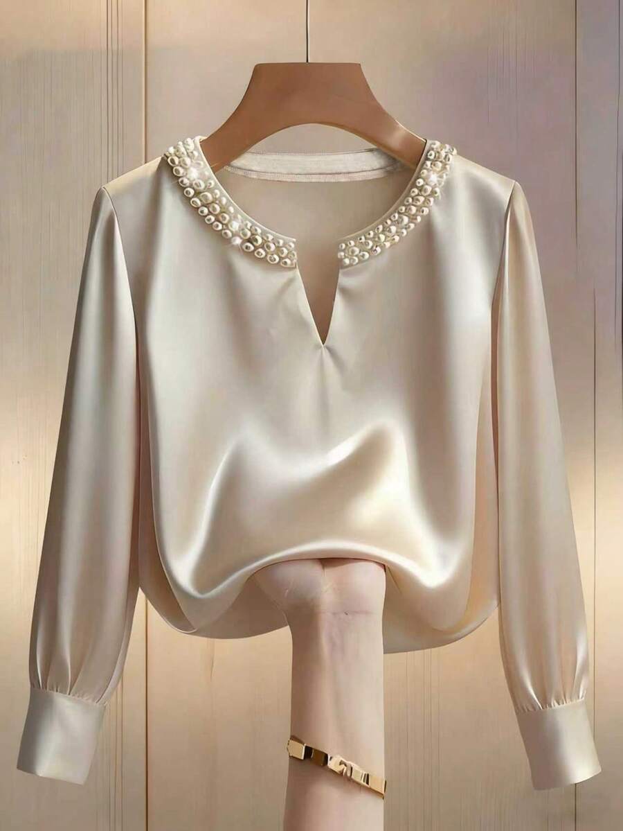 Franclia 新款女士香槟色优雅V领长袖加大码上衣，饰以珍珠点缀，缎面材质，宽松版型，适合通勤穿着，展现日常优雅气质。 - 杏色 - 查看 1