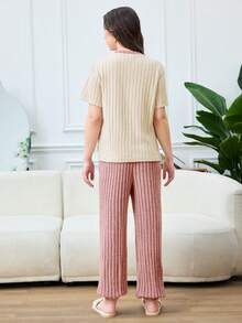 SHEIN Bộ đồ ngủ cho bé gái tuổi teen, chất liệu nhung dệt kim gân, thêu hình trái tim, tay ngắn và quần dài, kiểu dáng thoải mái, cổ tròn, thời trang, phù hợp cho mùa xuân/hè, bộ đồ ngủ ngọt ngào và dễ thương cho bé gái. - Bụi hồng - Xem 2