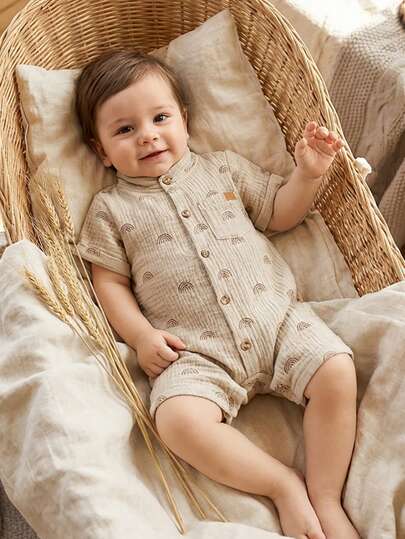 SHEIN Vintaside Kids 1 st vit babypojke-jumpsuit med kort ärm, mjuk och bekväm, avslappnad jumpsuit, lämplig för hem, utomhus, resor, vår/sommar