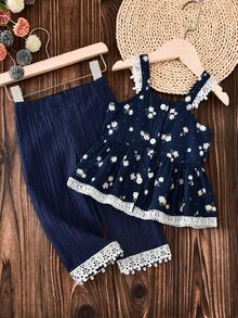 SHEIN Playful Pals 女童春夏套装，藏蓝色无袖上衣+配套阔腿裤；上衣采用吊带设计，饰以清新碎花图案，领口和下摆饰有白色蕾丝花边，尽显精致柔美；阔腿裤采用松紧腰带设计，裤脚同样饰有蕾丝花边，打造甜美清新的整体造型。轻盈舒适的面料，适合日常穿着。女童裤装上衣女童夏季套装2件套 - 寶藍色 - 查看 8