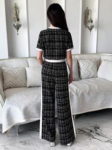 Bộ đồ 2 mảnh thanh lịch dành cho thiếu nữ: Áo thun ngắn tay và quần ống rộng màu trắng in họa tiết, viền tương phản, trang trí khóa kim loại. - Đen và trắng - Xem 10