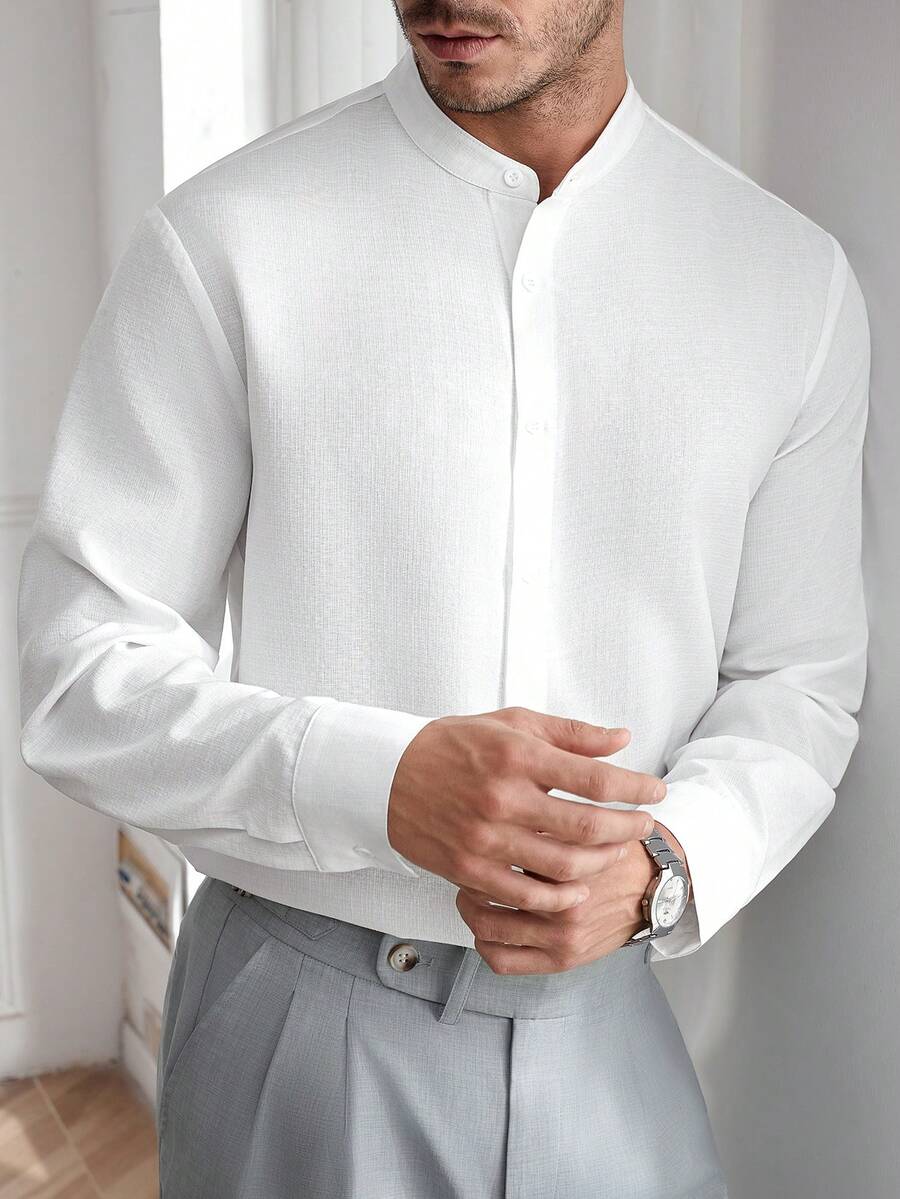 Core Aspect 男士成熟都市纯色长袖单排扣休闲衬衫，男士白色长袖衬衫，白色领衬衫，亨利领商务休闲男士衬衫，男士纹理衬衫。新款男士春夏系列推出一款白色立领纽扣长袖衬衫，采用竹节纹理设计。适合通勤、约会和都市休闲等场合穿着。 - 白色 - 查看 1