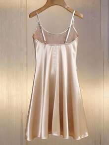 Franclia 女士优雅香槟色缎面连衣裙，串珠领口设计，光滑缎面面料，珍珠纽扣领饰，简约而不失精致，珍珠与缎面材质提升基础款的优雅气质，适合春夏通勤、日常穿着、冬季、派对、海滩、约会、毕业典礼、商务场合、都市教师制服、圣诞/新年装扮、休闲连衣裙等。吊带连衣裙 - 杏色 - 查看 2