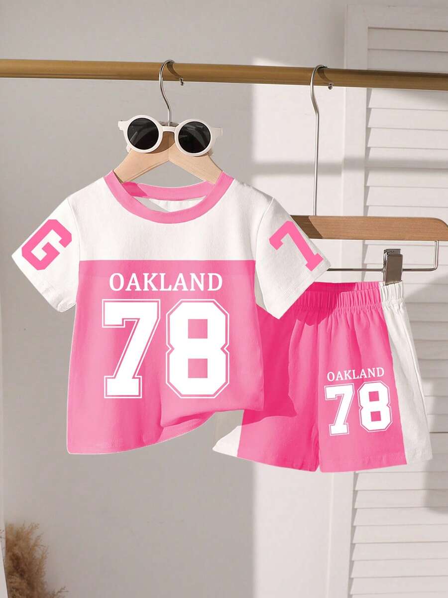 女婴甜美可爱印花圆领短袖T恤短裤套装，适合派对和聚会。时尚的数字78印花圆领T恤搭配紫红色和白色印花短裤。舒适轻盈，适合春夏穿着。时尚休闲的装扮，适合户外野餐、街头摄影、校园活动、节日庆典以及作为礼物。 - 玫紅色 - 查看 1