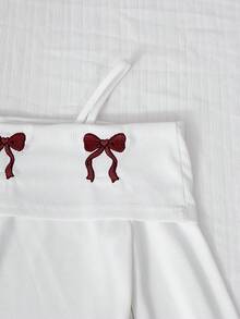 SHEIN 少女时尚优雅T恤套装，白色针织上衣搭配黑色编织蛋糕裙，上衣饰有黑色蝴蝶结，裙子点缀串珠。 - 紅白色 - 查看 3