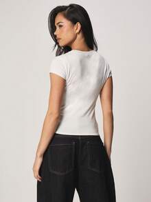 MISSGUIDED 樱桃红唇印花短袖圆领修身T恤，休闲夏季款式 - 白色 - 查看 2