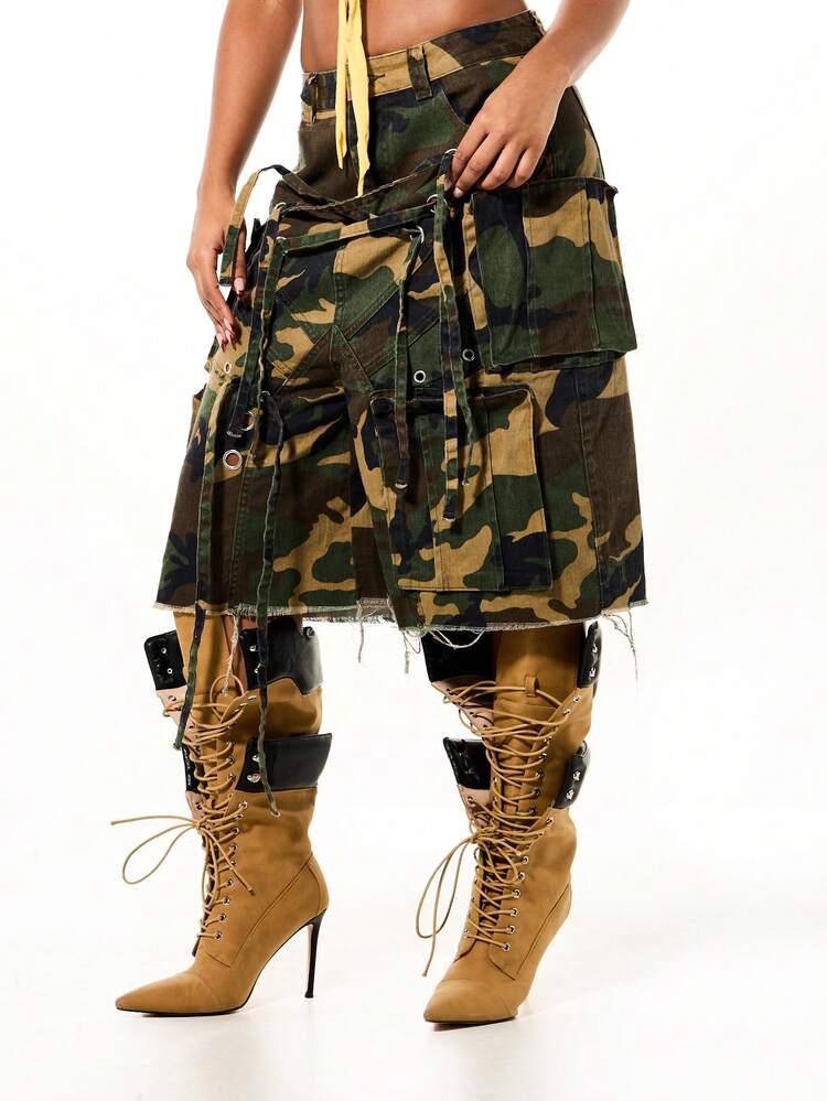 SUMWON WOMEN Camouflage-Cargoshorts mit ausgefranstem Saum