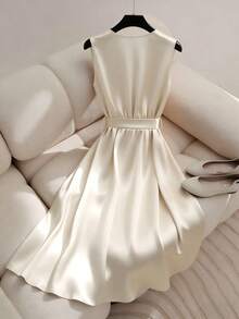 GlowEve Chân váy satin không tay, dài đến đầu gối, trang trí bằng thắt lưng khóa kim loại. - Màu be - Xem 2