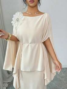 Modelyn بلوزة نسائية أنيقة بياقة قارب وأكمام كيب مزينة بزخارف زهرية ثلاثية الأبعاد - لون مشمشي - مشاهدة 3