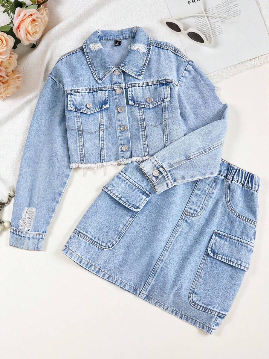 少女时尚牛仔外套和半身裙套装，秋冬新品。中度水洗蓝，Y2K学院风休闲街头百搭设计。翻盖口袋，按扣开合，做旧下摆短款牛仔外套 + 基础款松紧腰按扣翻盖口袋牛仔迷你裙。柔软牛仔面料，适合日常穿着、聚会、派对、上学、通勤、居家等场合。 - 中等水洗藍 - 查看 1
