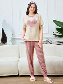 SHEIN Bộ đồ ngủ cho bé gái tuổi teen, chất liệu nhung dệt kim gân, thêu hình trái tim, tay ngắn và quần dài, kiểu dáng thoải mái, cổ tròn, thời trang, phù hợp cho mùa xuân/hè, bộ đồ ngủ ngọt ngào và dễ thương cho bé gái. - Bụi hồng - Xem 4