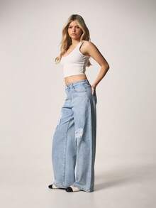 MISSGUIDED 中腰宽松阔腿牛仔裤，饰有破洞和磨边细节，打造休闲日常街头风。 - 淺色水洗藍 - 查看 4