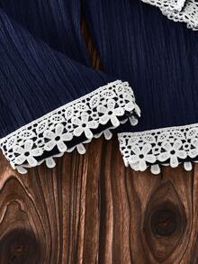 SHEIN Playful Pals 女童春夏套装，藏蓝色无袖上衣+配套阔腿裤；上衣采用吊带设计，饰以清新碎花图案，领口和下摆饰有白色蕾丝花边，尽显精致柔美；阔腿裤采用松紧腰带设计，裤脚同样饰有蕾丝花边，打造甜美清新的整体造型。轻盈舒适的面料，适合日常穿着。女童裤装上衣女童夏季套装2件套 - 寶藍色 - 查看 5