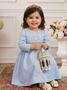 SHEIN Robe longue à manches longues en satin bleu pour tout-petites filles, élégante pour les fêtes et les rassemblements, convient pour le printemps et l'automne - Bleu azur - Voir 2