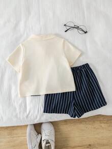 SHEIN 2件套幼儿男童休闲可爱条纹印花短袖polo衫和条纹短裤套装，春夏男婴服装套装 - 藏藍色 - 查看 2