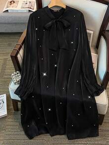GlowEve CURVE Vestido cheongsam elegante de fiesta para el Día de San Valentín con cuello de corbata y decoración de perlas falsas para mujer de talla grande - Negro - Ver 1
