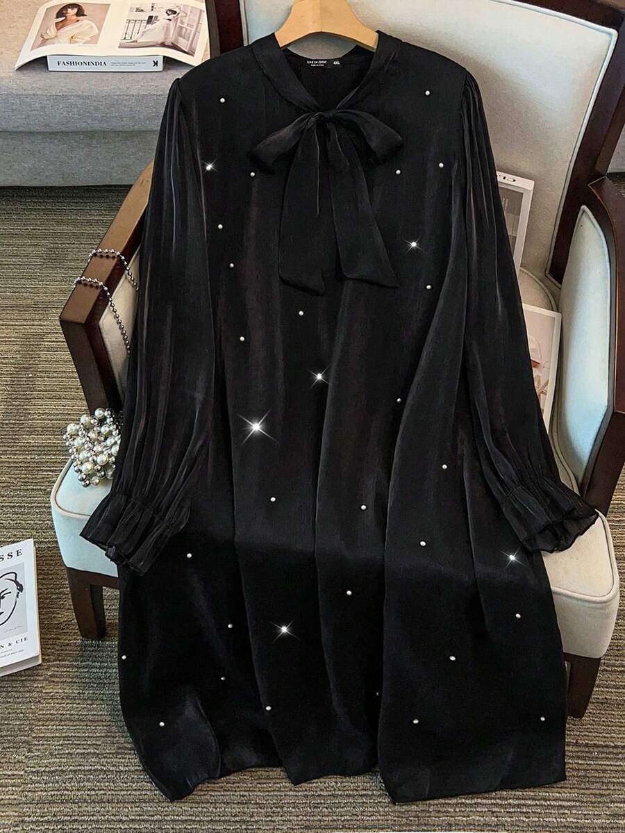 GlowEve CURVE Vestido cheongsam elegante de fiesta para el Día de San Valentín con cuello de corbata y decoración de perlas falsas para mujer de talla grande - Negro - Ver 1