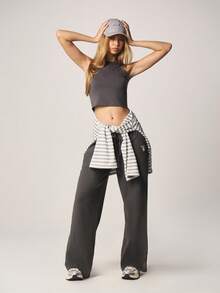 Missguided x Playboy Quần thể thao ống rộng thoải mái, có dây rút ở eo và chi tiết logo thêu, mang đến sự thoải mái thường ngày. - Màu xám đen - Xem 3