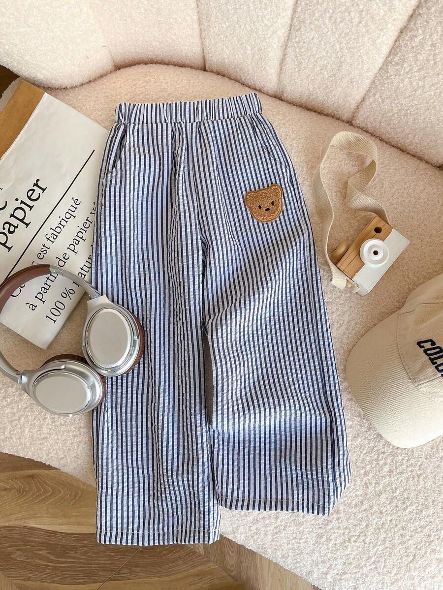 SHEIN Genkimix Kids 男童时尚韩版蓝白条纹可爱小熊装饰宽松直筒裤,夏季休闲装 - 藍白色 - 查看 1