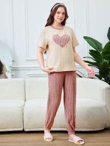 SHEIN Bộ đồ ngủ cho bé gái tuổi teen, chất liệu nhung dệt kim gân, thêu hình trái tim, tay ngắn và quần dài, kiểu dáng thoải mái, cổ tròn, thời trang, phù hợp cho mùa xuân/hè, bộ đồ ngủ ngọt ngào và dễ thương cho bé gái. - Bụi hồng - Xem 3