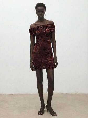 ATUI Studio שמלת מיני צמודה עם כתפיים פתוחות בגזרת ז'קארד פרחונית לנשים