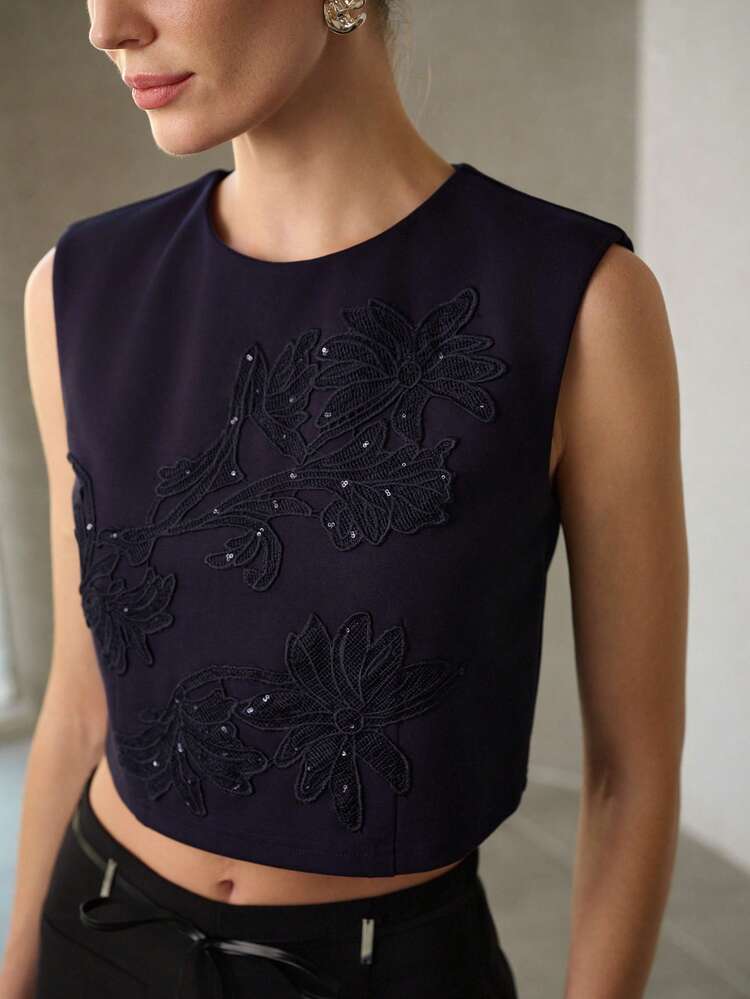 女性用ラウンドネック コントラストシーケンスエンブロイダリー ノースリーブクロップドトップ、春夏